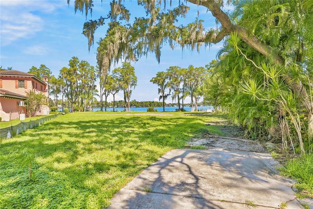 На продажу: $1,600,000 (0.98 acres)