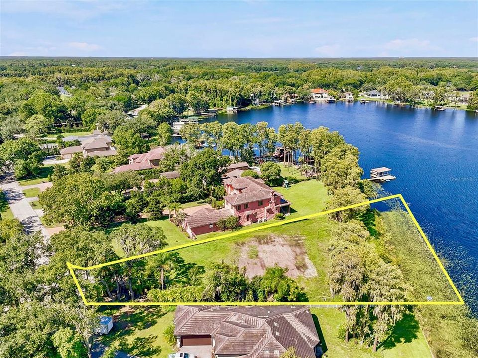 На продажу: $1,600,000 (0.98 acres)
