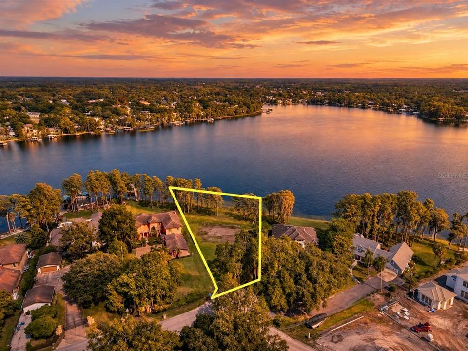 На продажу: $1,600,000 (0.98 acres)