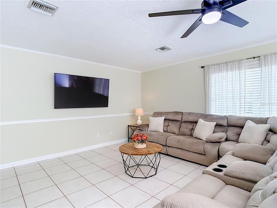 En Venta: $409,500 (3 camas, 2 baños, 2100 Pies cuadrados)