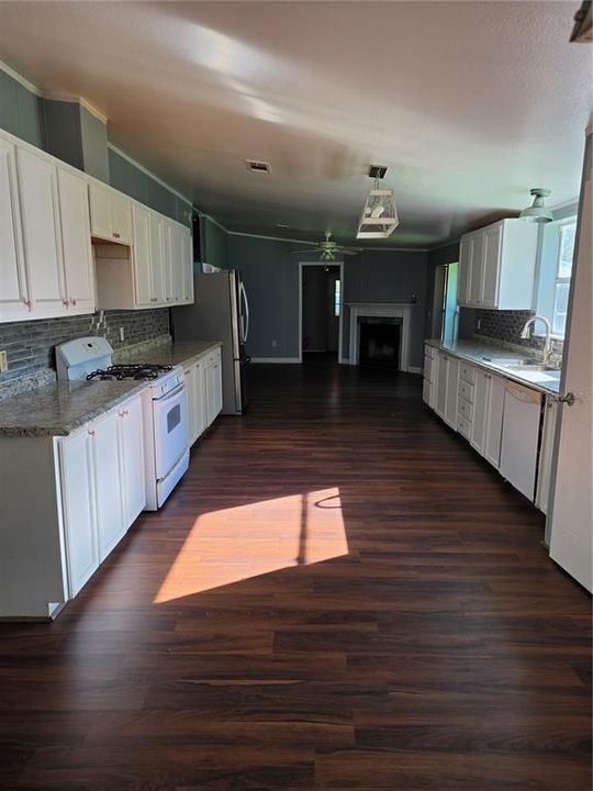 For Sale: $290,000 (3 beds, 2 baths, 1809 Square Feet)
