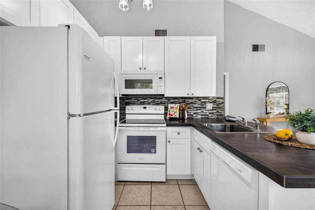 For Rent: $2,000 (2 beds, 1 baths, 797 Square Feet)
