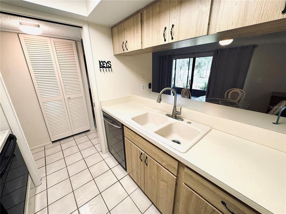 For Rent: $1,520 (1 beds, 1 baths, 786 Square Feet)