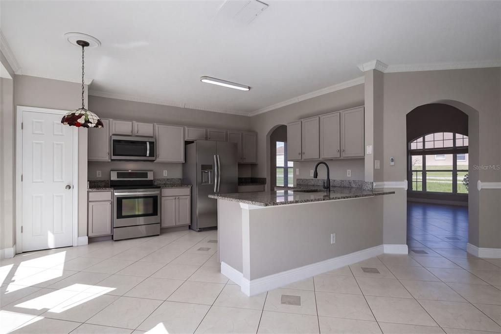 En Venta: $415,000 (4 camas, 3 baños, 2129 Pies cuadrados)