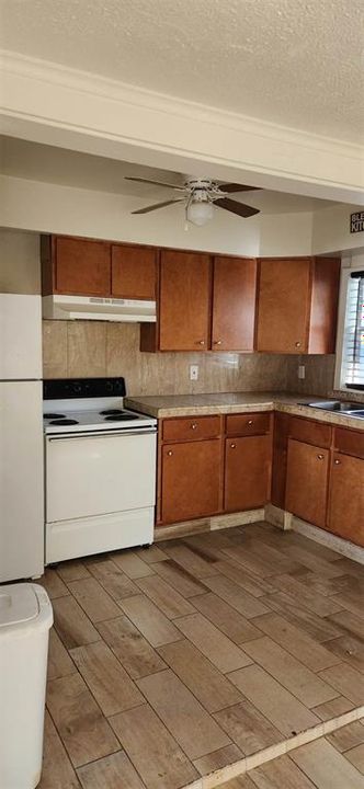 For Rent: $1,995 (3 beds, 1 baths, 975 Square Feet)