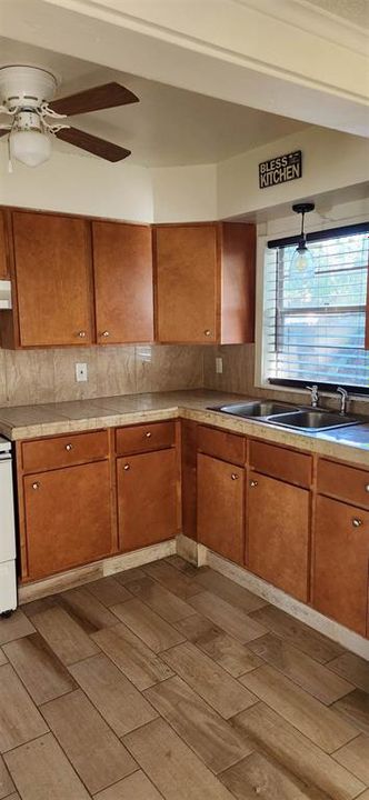 For Rent: $1,995 (3 beds, 1 baths, 975 Square Feet)