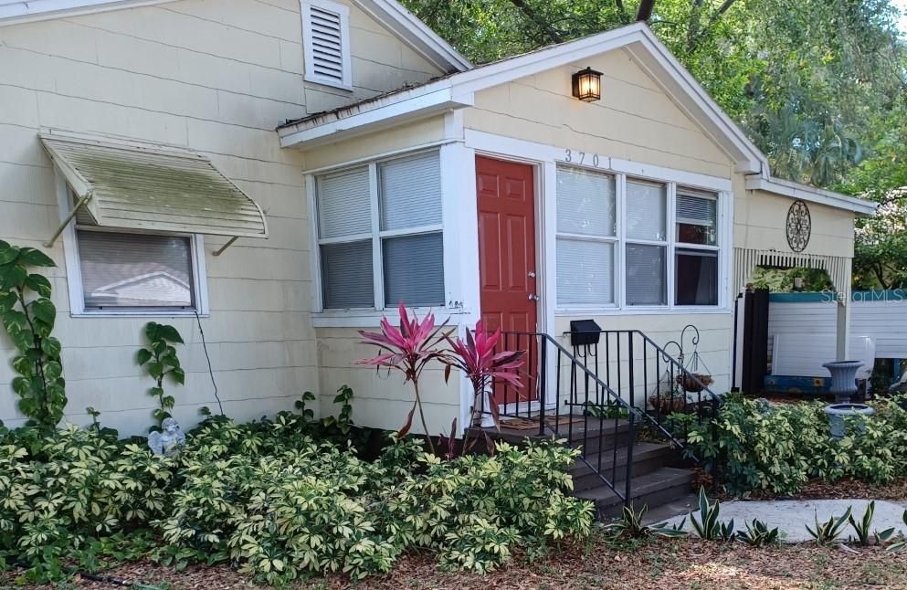 For Rent: $1,995 (3 beds, 1 baths, 975 Square Feet)