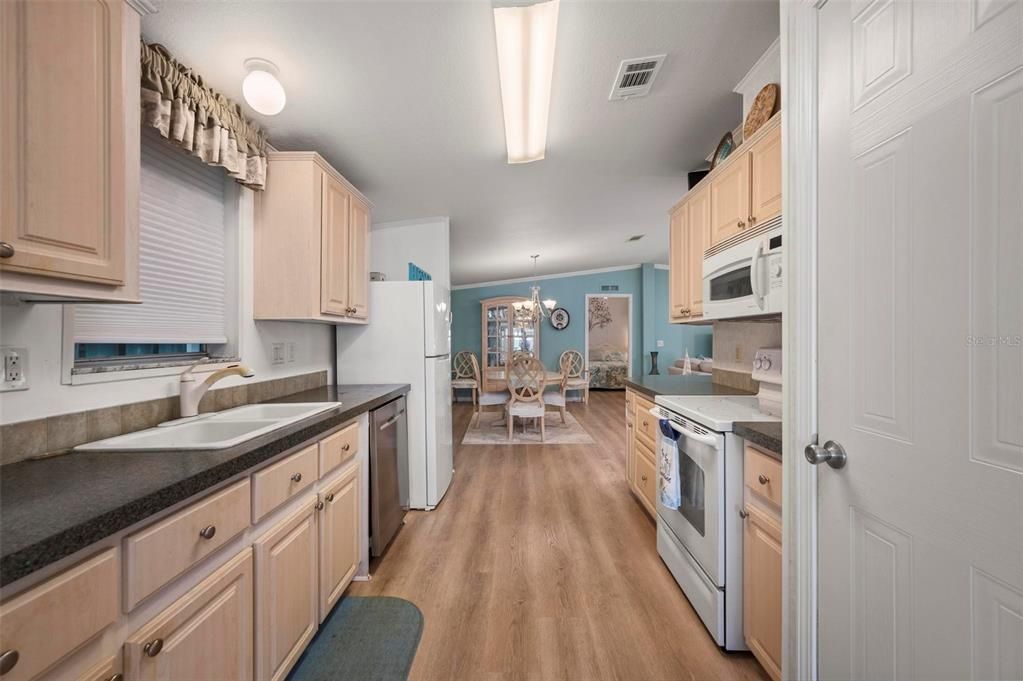 For Sale: $155,000 (2 beds, 2 baths, 1269 Square Feet)