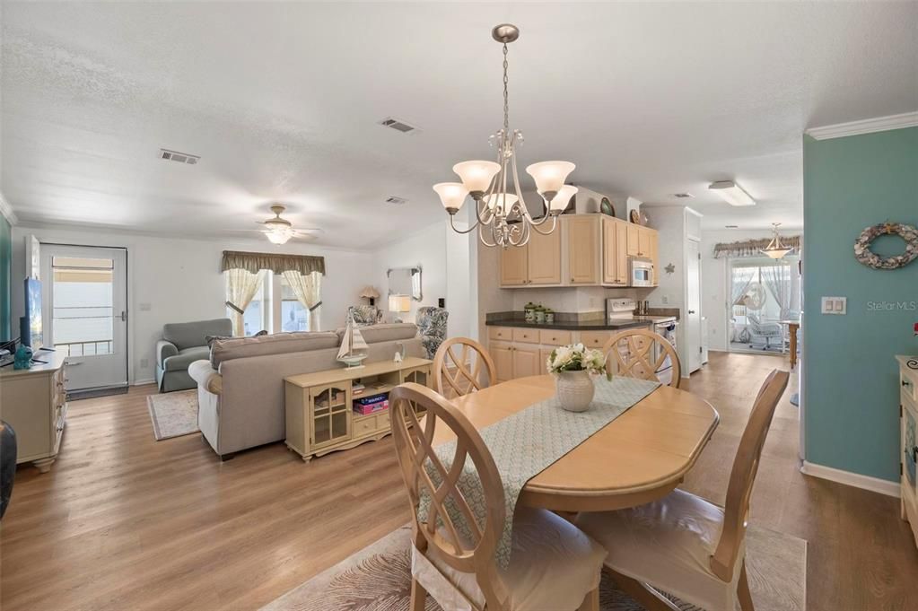 For Sale: $155,000 (2 beds, 2 baths, 1269 Square Feet)