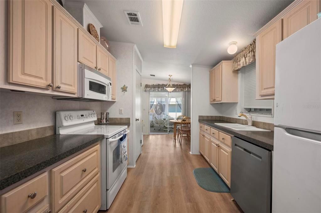 For Sale: $155,000 (2 beds, 2 baths, 1269 Square Feet)
