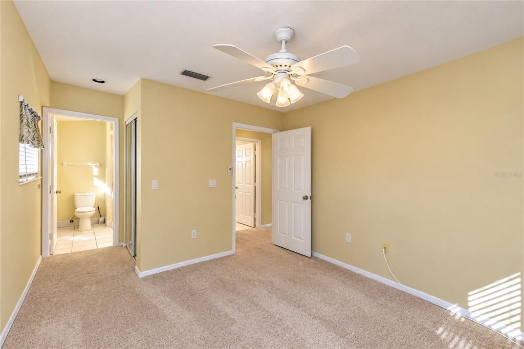 For Sale: $199,900 (2 beds, 2 baths, 1158 Square Feet)