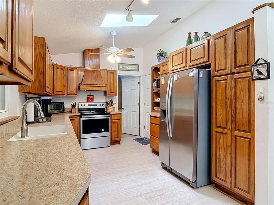 На продажу: $299,000 (2 спален, 1 ванн, 1524 Квадратных фут)