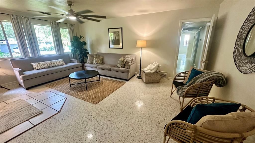 En Venta: $524,900 (4 camas, 4 baños, 2304 Pies cuadrados)