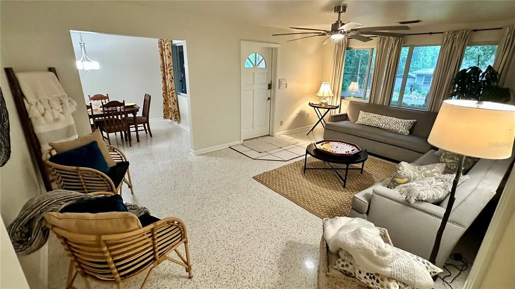 En Venta: $524,900 (4 camas, 4 baños, 2304 Pies cuadrados)