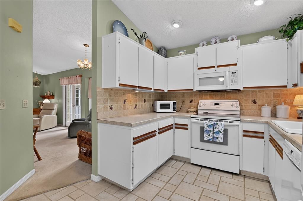 For Sale: $317,000 (3 beds, 2 baths, 1237 Square Feet)