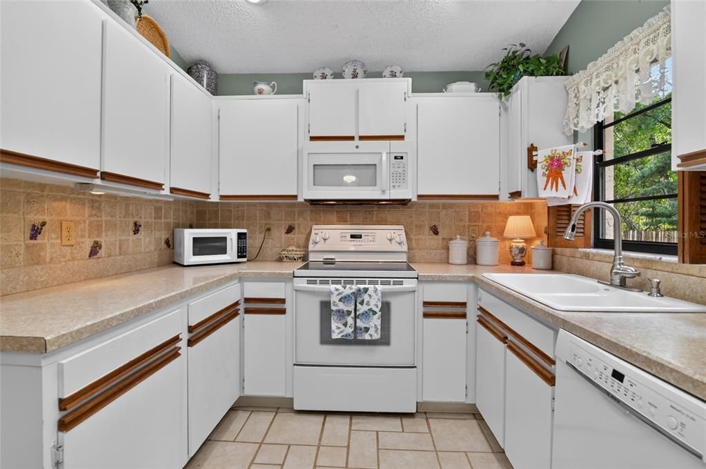 For Sale: $317,000 (3 beds, 2 baths, 1237 Square Feet)