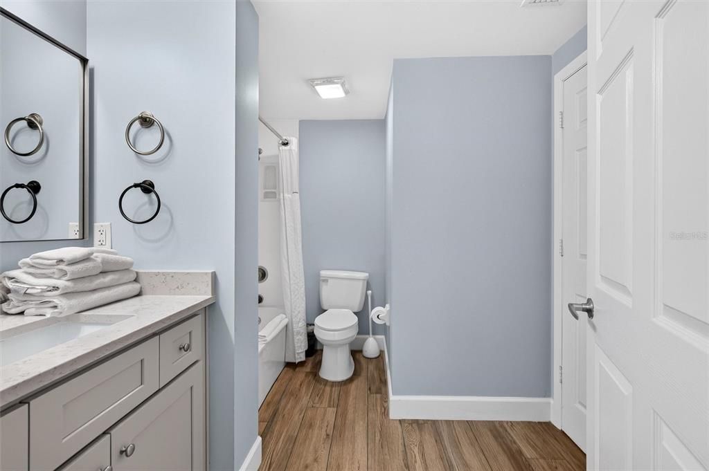 For Sale: $375,000 (1 beds, 1 baths, 751 Square Feet)