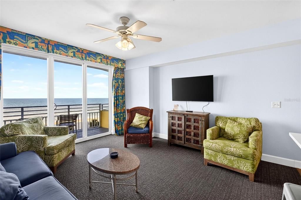For Sale: $375,000 (1 beds, 1 baths, 751 Square Feet)