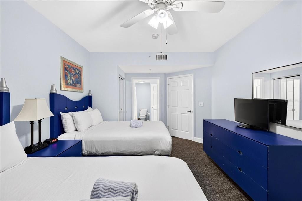 For Sale: $375,000 (1 beds, 1 baths, 751 Square Feet)
