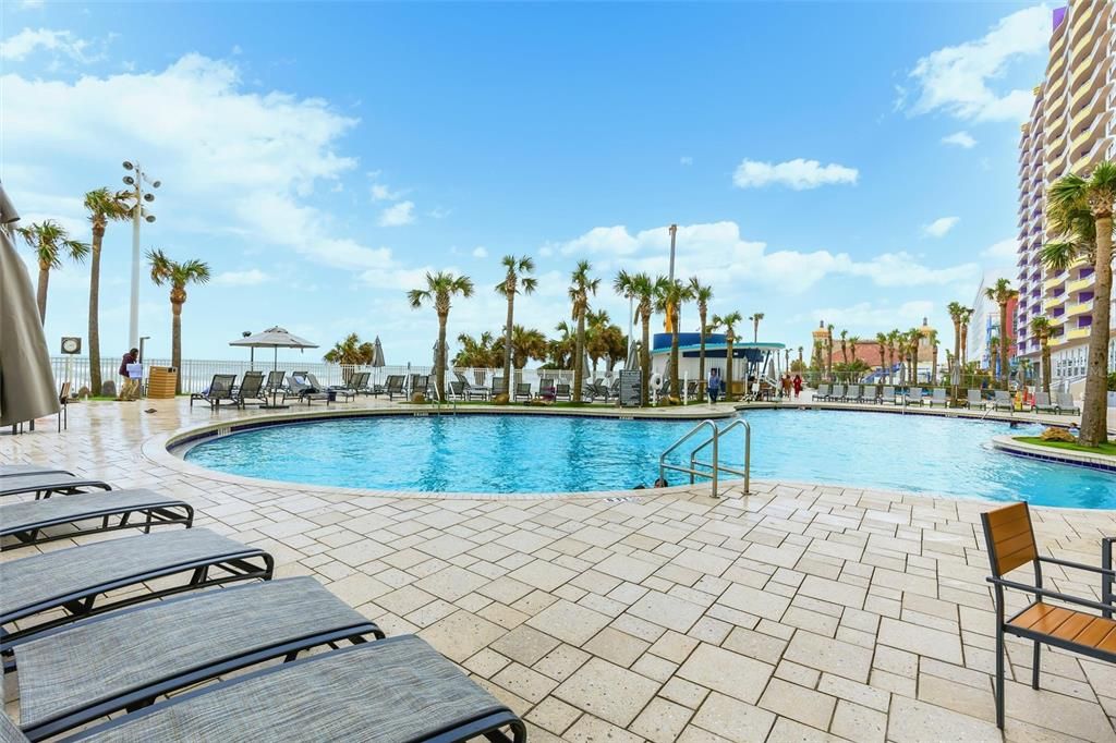 For Sale: $375,000 (1 beds, 1 baths, 751 Square Feet)