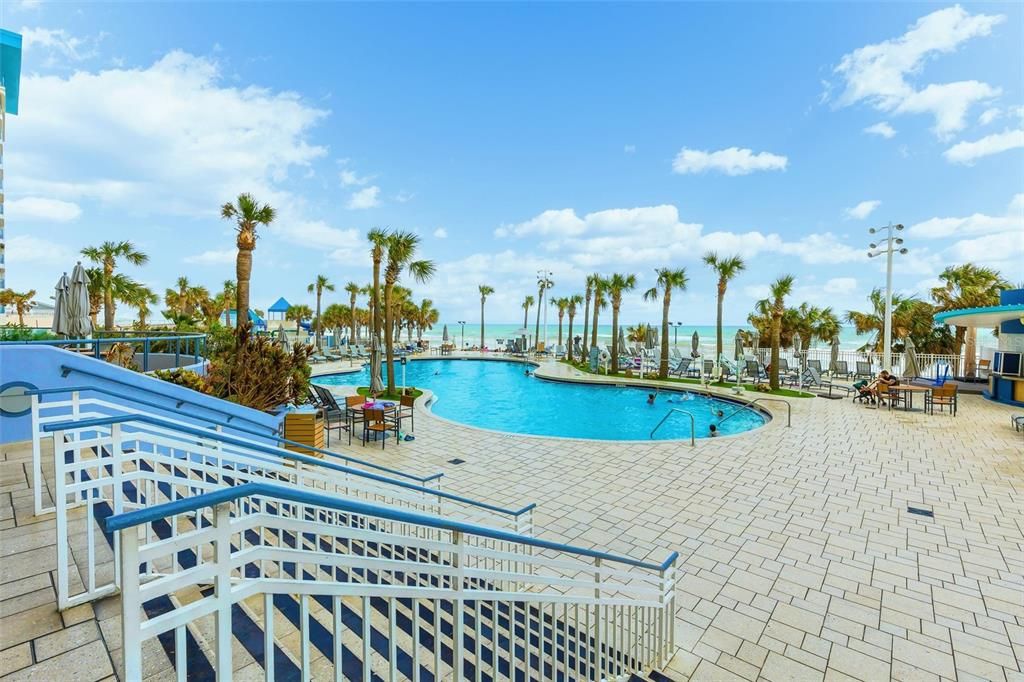 For Sale: $375,000 (1 beds, 1 baths, 751 Square Feet)