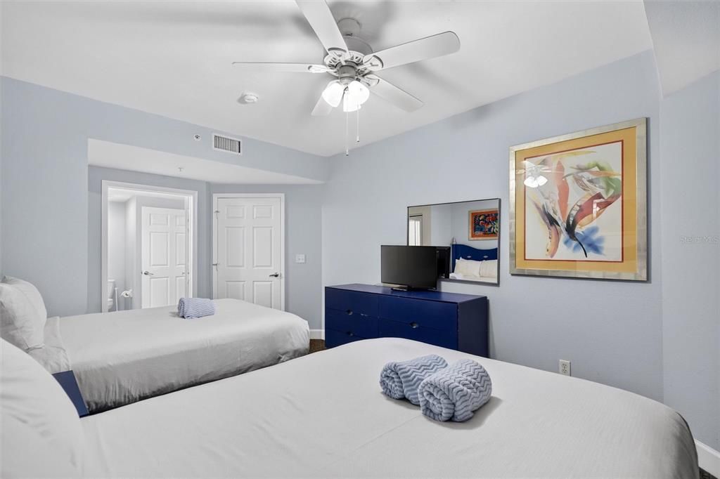 For Sale: $375,000 (1 beds, 1 baths, 751 Square Feet)