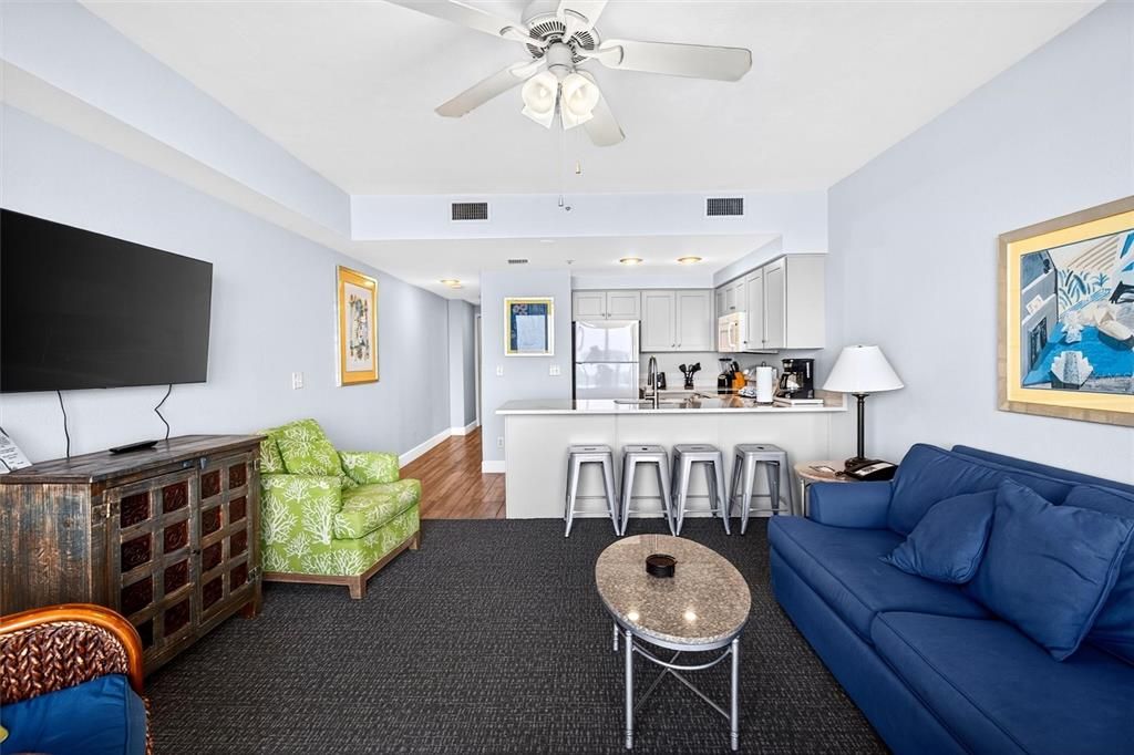 For Sale: $375,000 (1 beds, 1 baths, 751 Square Feet)