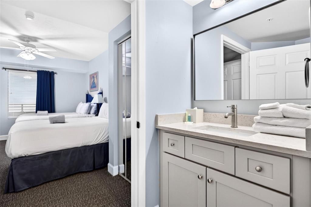 For Sale: $375,000 (1 beds, 1 baths, 751 Square Feet)