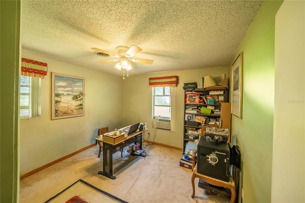 На продажу: $174,999 (3 спален, 1 ванн, 1000 Квадратных фут)