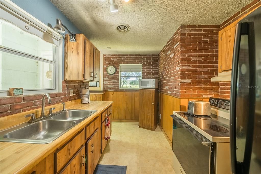 На продажу: $174,999 (3 спален, 1 ванн, 1000 Квадратных фут)