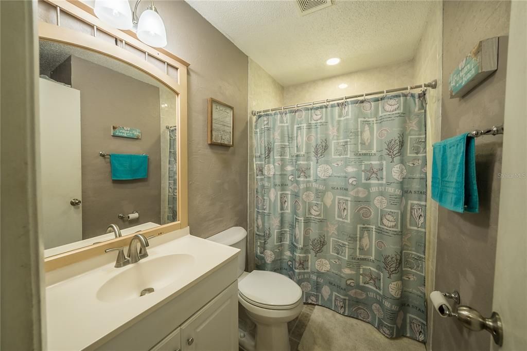 На продажу: $174,999 (3 спален, 1 ванн, 1000 Квадратных фут)