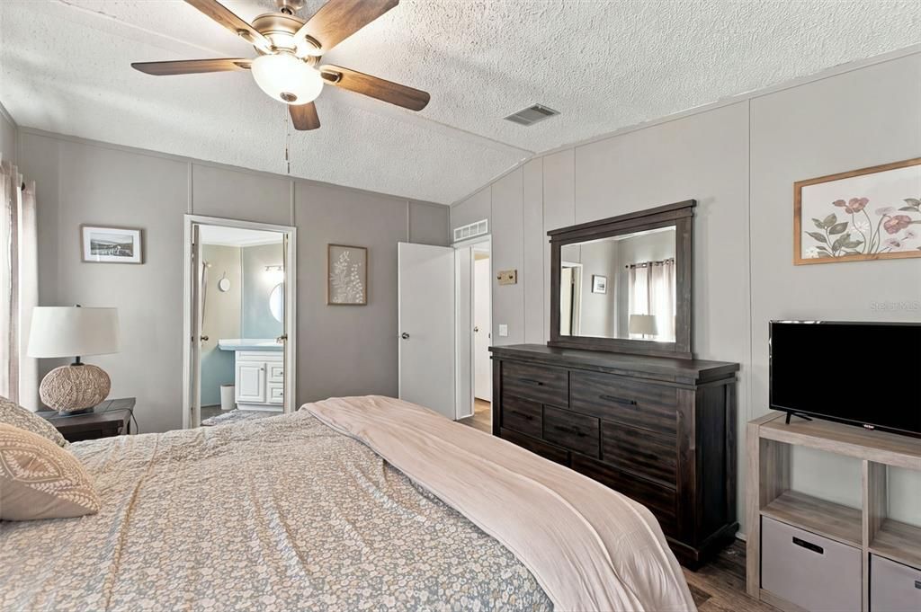 For Sale: $170,000 (2 beds, 2 baths, 1107 Square Feet)