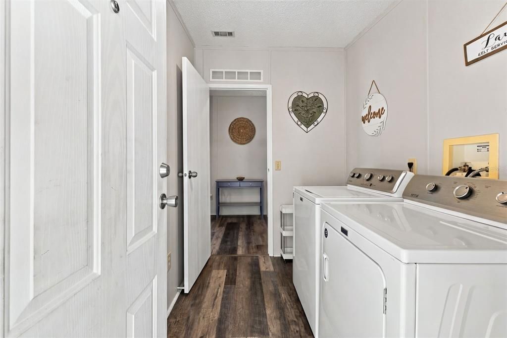 For Sale: $170,000 (2 beds, 2 baths, 1107 Square Feet)