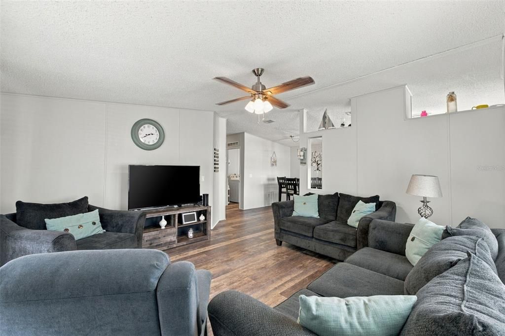 For Sale: $170,000 (2 beds, 2 baths, 1107 Square Feet)