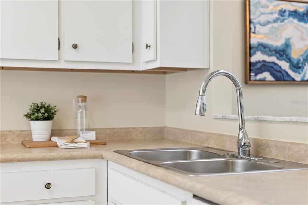 For Sale: $285,000 (2 beds, 2 baths, 1332 Square Feet)