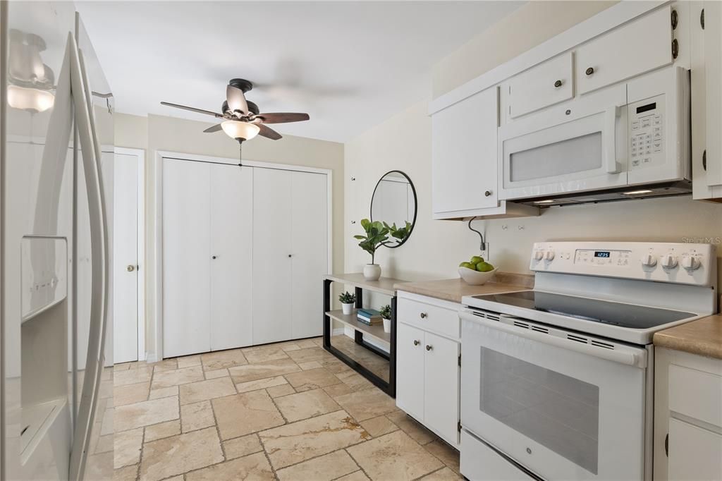 For Sale: $285,000 (2 beds, 2 baths, 1332 Square Feet)