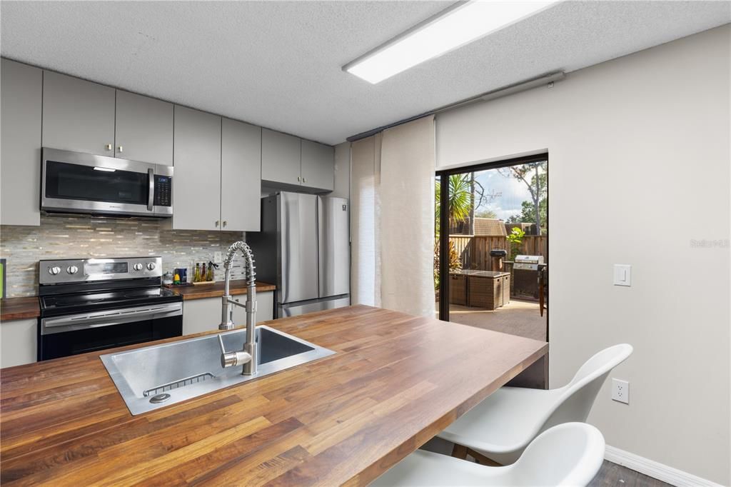 For Rent: $2,000 (2 beds, 2 baths, 1285 Square Feet)