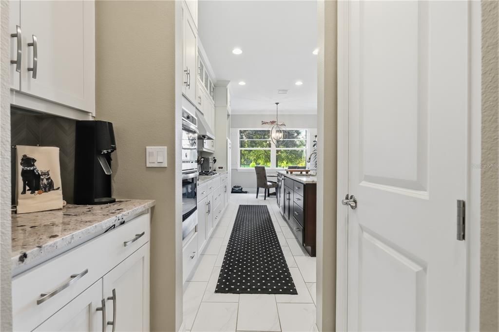 En Venta: $639,900 (3 camas, 3 baños, 2689 Pies cuadrados)
