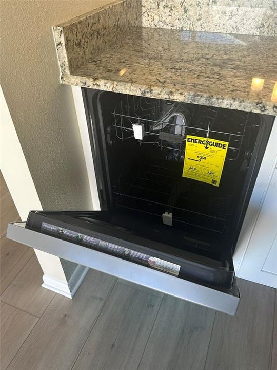На продажу: $179,999 (2 спален, 2 ванн, 935 Квадратных фут)