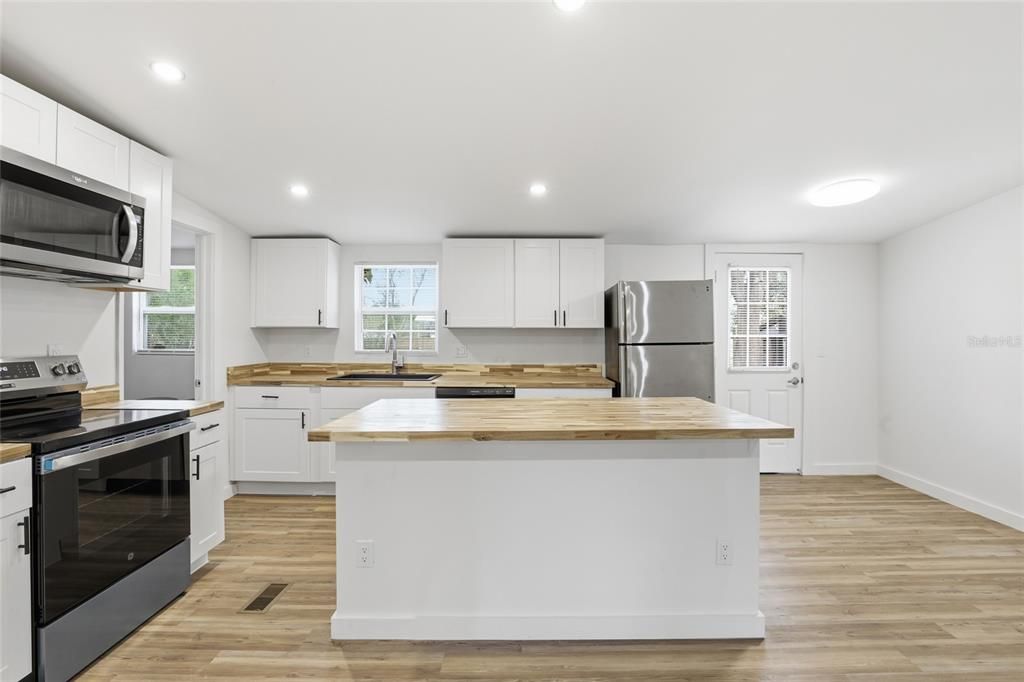 For Sale: $225,000 (3 beds, 2 baths, 1188 Square Feet)