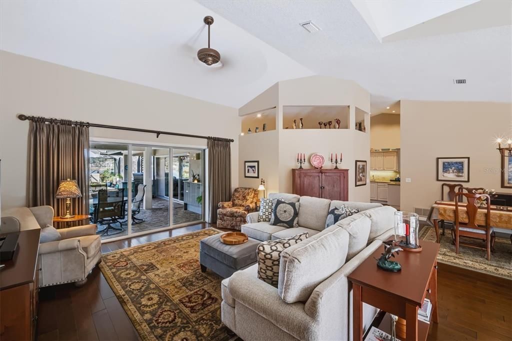 En Venta: $992,000 (3 camas, 2 baños, 2484 Pies cuadrados)