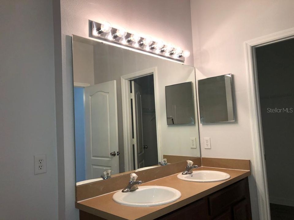 For Rent: $2,200 (3 beds, 2 baths, 1699 Square Feet)