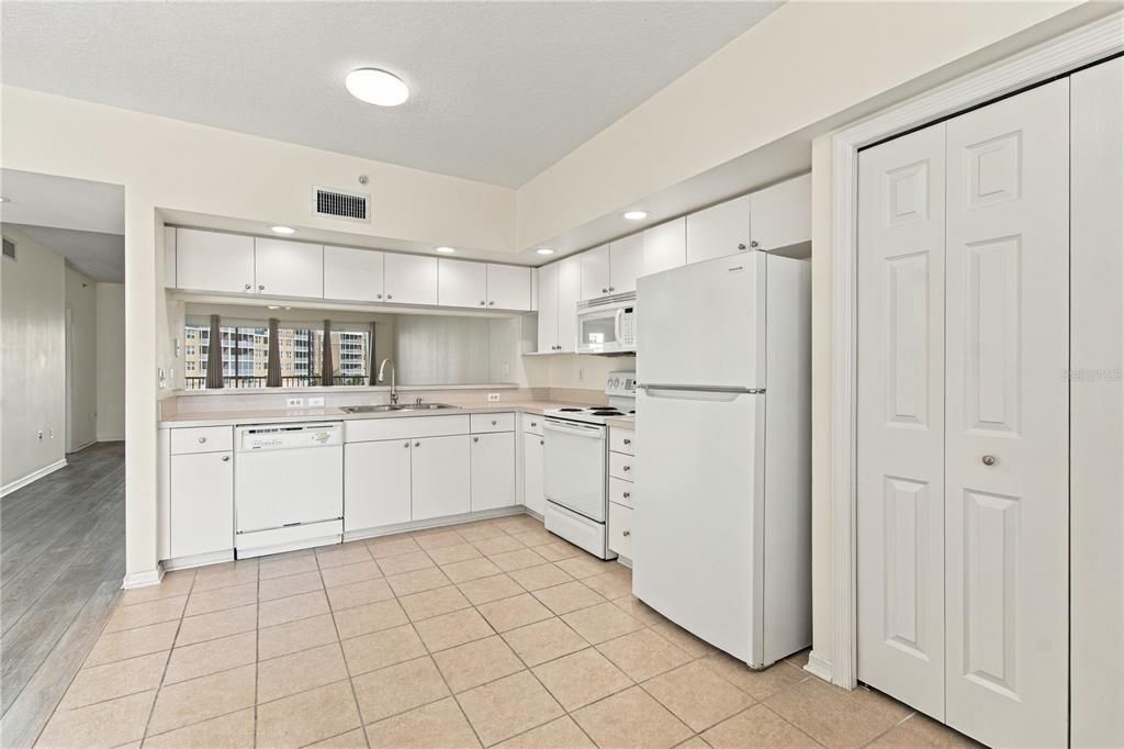 For Sale: $375,000 (2 beds, 2 baths, 1320 Square Feet)