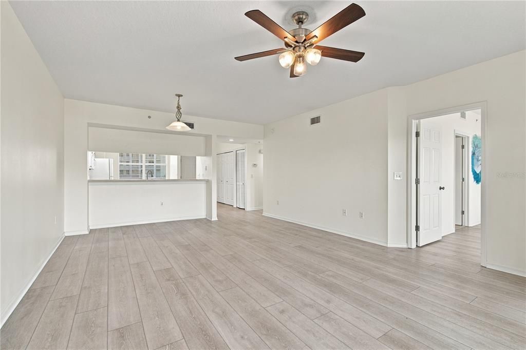 For Sale: $375,000 (2 beds, 2 baths, 1320 Square Feet)