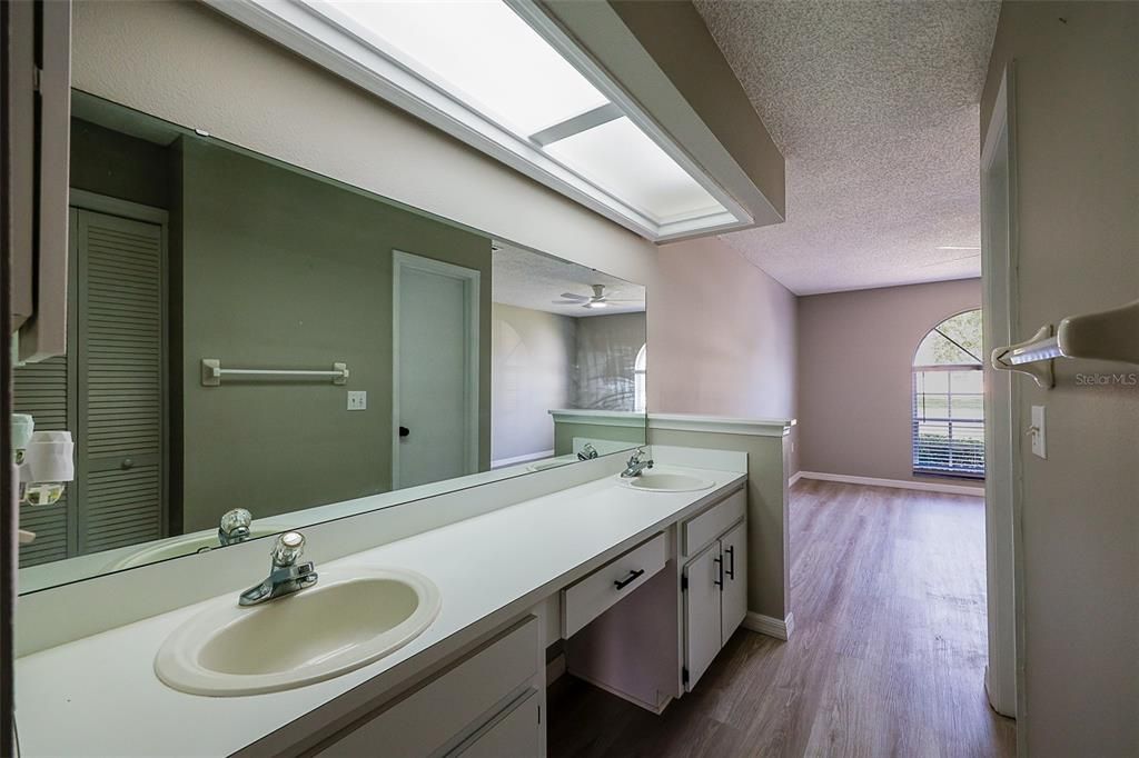 For Sale: $325,000 (4 beds, 2 baths, 1594 Square Feet)