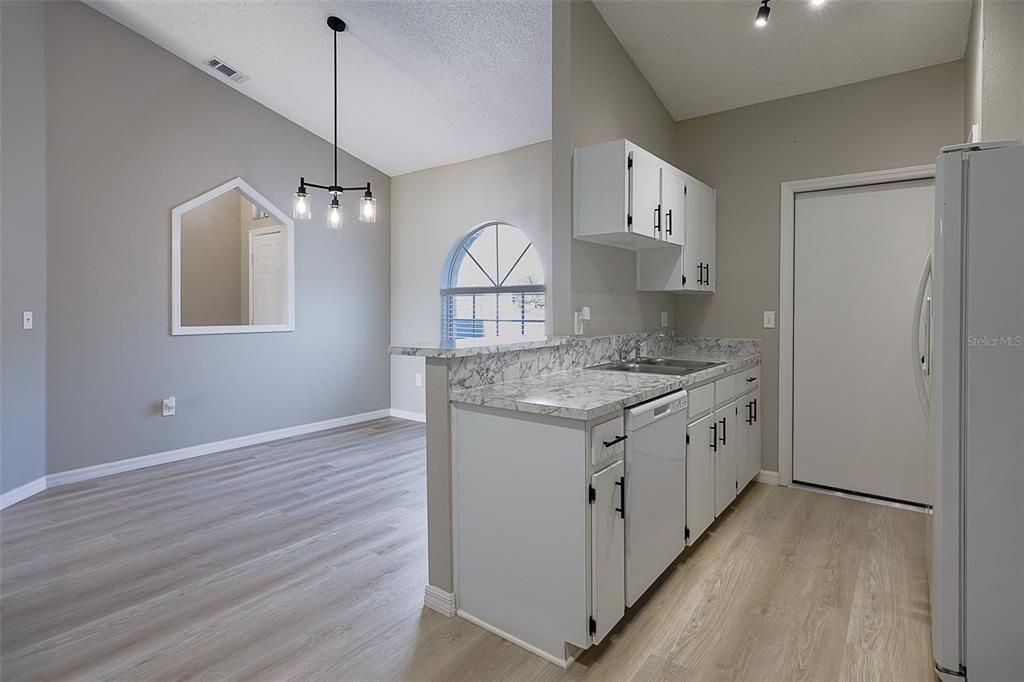 For Sale: $325,000 (4 beds, 2 baths, 1594 Square Feet)