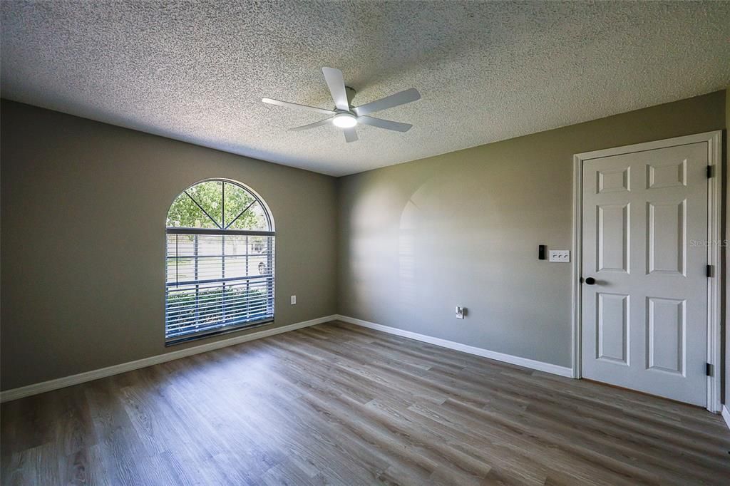 For Sale: $325,000 (4 beds, 2 baths, 1594 Square Feet)