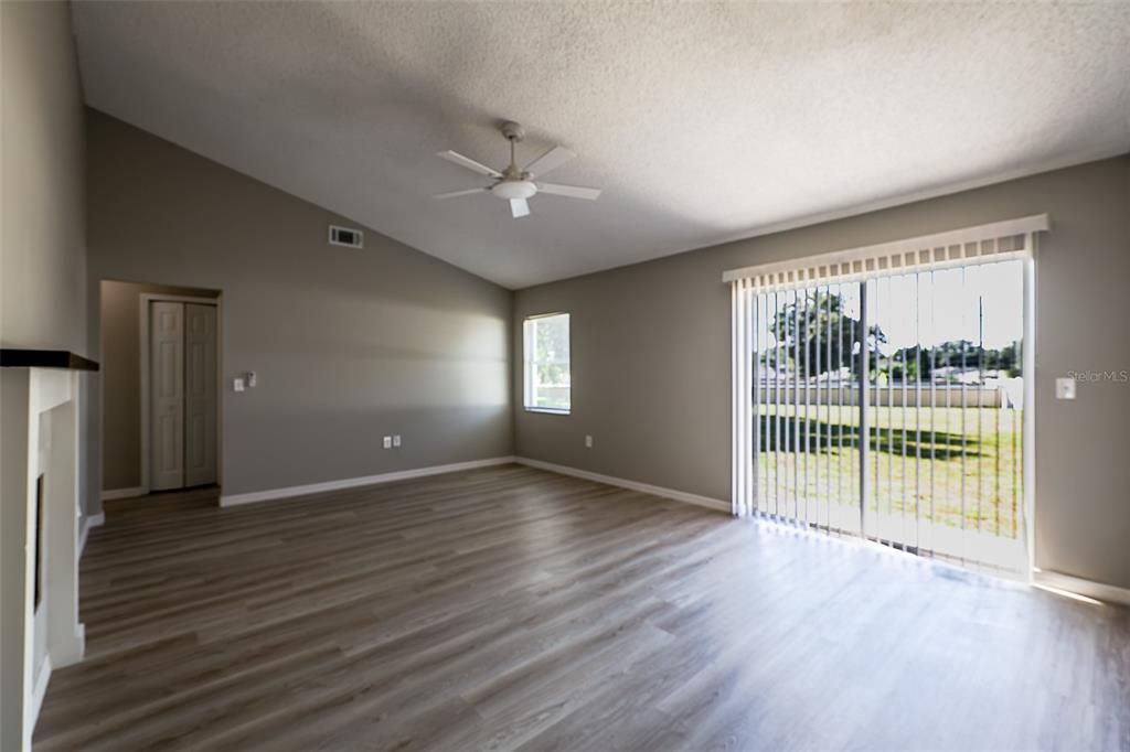 For Sale: $325,000 (4 beds, 2 baths, 1594 Square Feet)