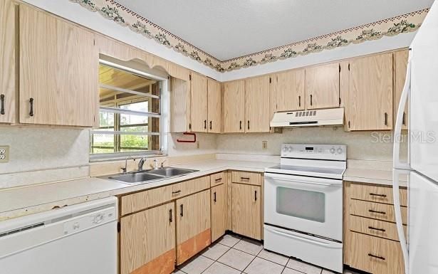 For Sale: $230,000 (3 beds, 2 baths, 1296 Square Feet)
