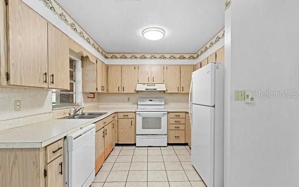 For Sale: $230,000 (3 beds, 2 baths, 1296 Square Feet)